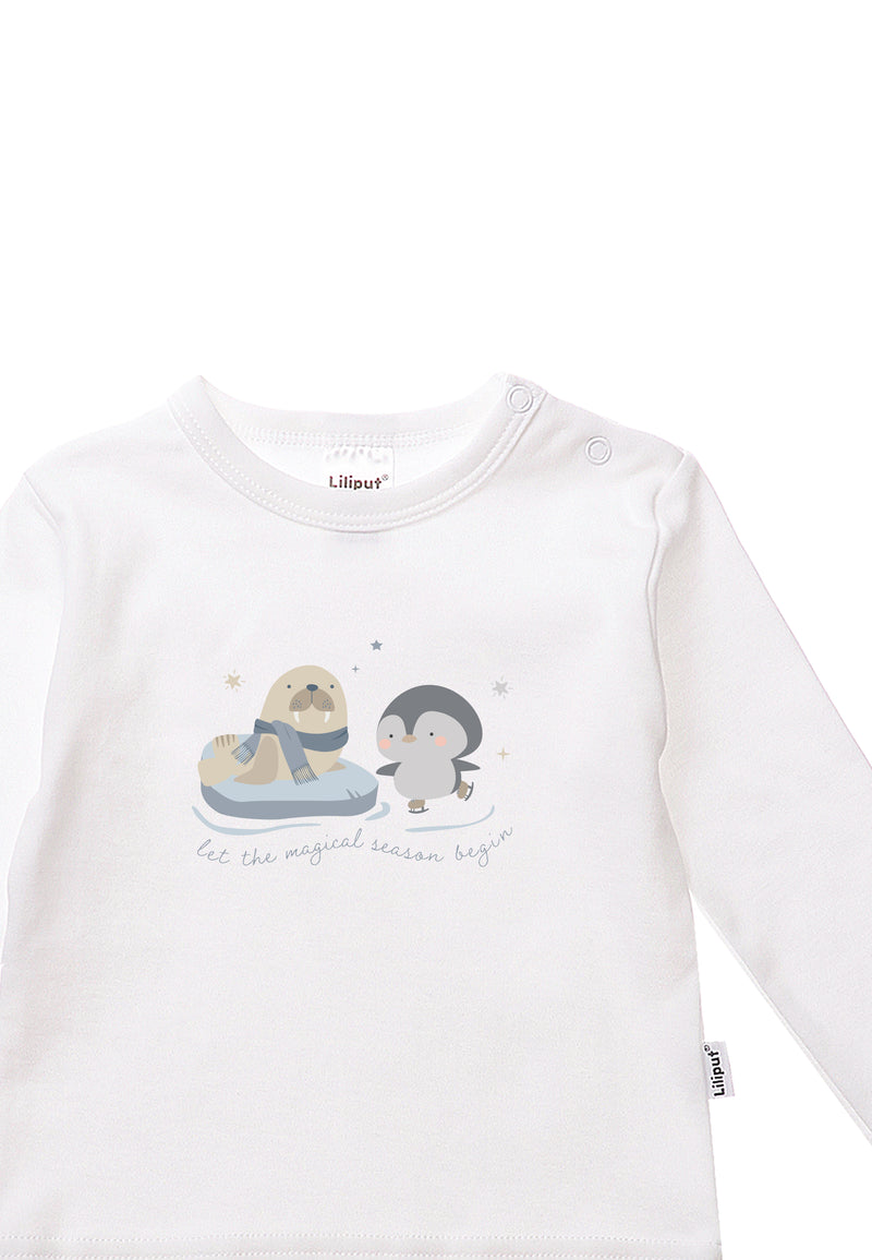Detailansicht des Langarmshirts in weiß mit winterlichem Print "Robbe und Pinguin".