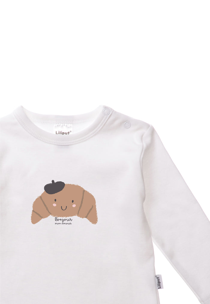 Detailansicht des weißen Langarmshirts mit Croissant Print.