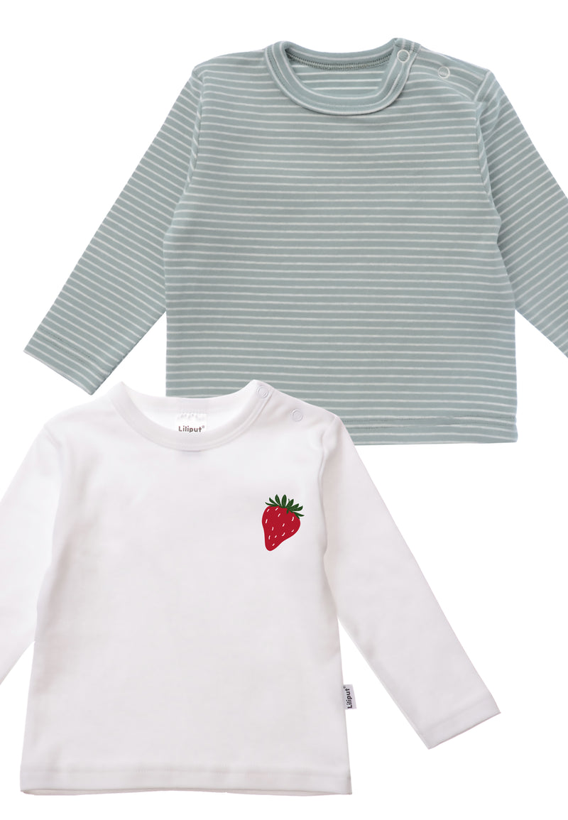 nahaufnahme Langarmshirts in weiß mit erdbeeren druck und schilf-ecru geringelt