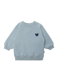 vorderseite vom sweatshirt in hellblau mit dem druck von blaubeeren 