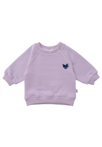 vorderseite vom sweatshirt in flieder mit dem druck von blaubeeren 