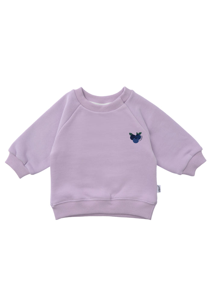 vorderseite vom sweatshirt in flieder mit dem druck von blaubeeren 