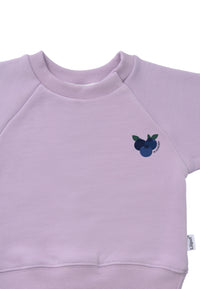 nähere aufnahme vom sweatshirt mit dem druck von blaubeeren  in flieder 