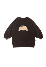 Frontansicht des braunen Sweatshirts mit Croissant Print