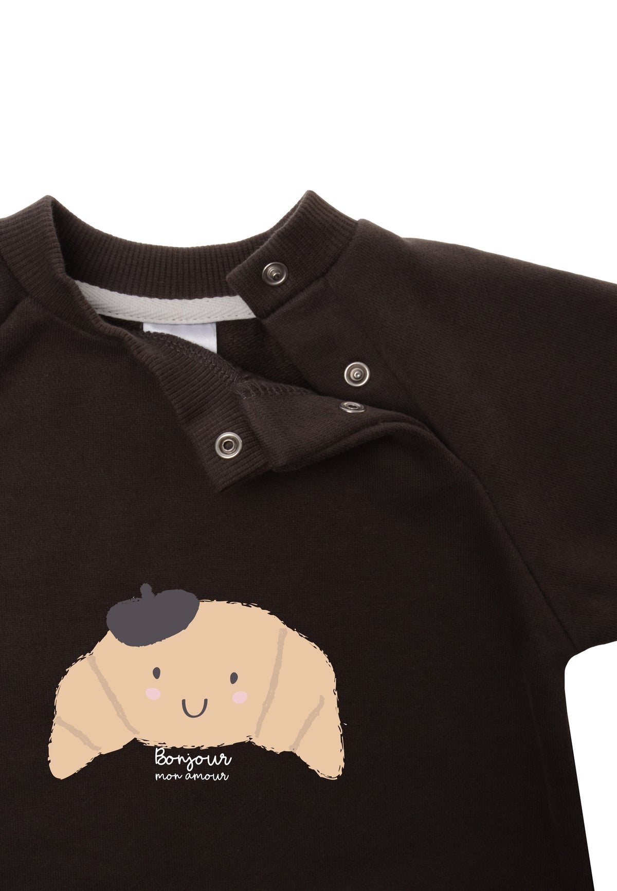 Detailansicht des braunen Sweatshirts mit praktischen Druckknöpfen am Halsausschnitt.