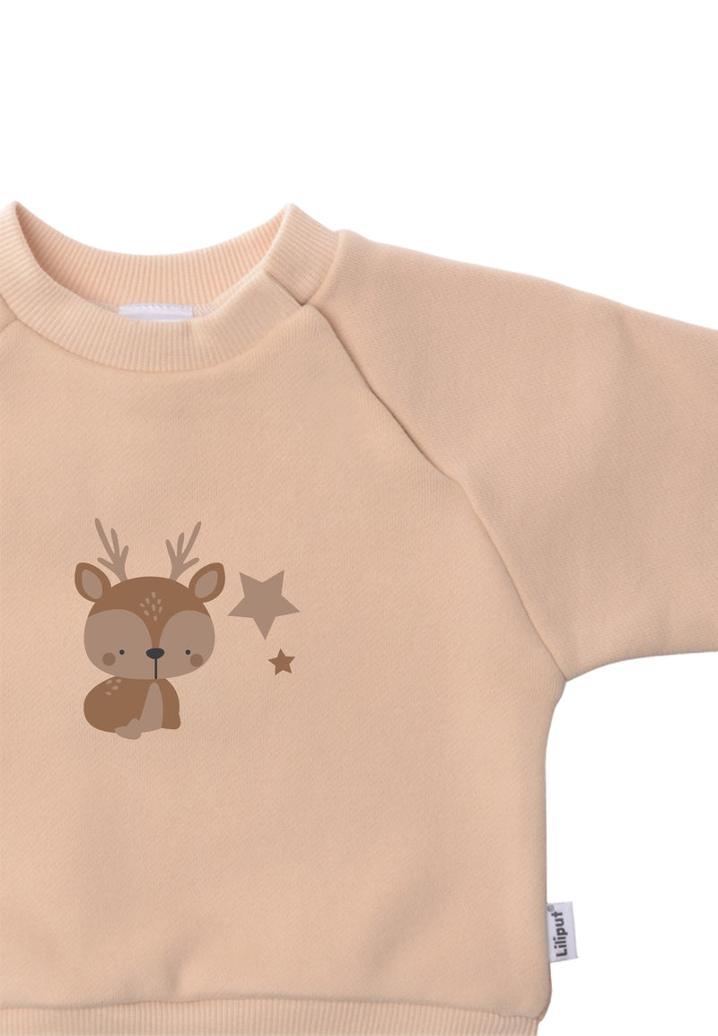 Detailansicht des Sweatshirts in beige mit Reh Aufdruck.
