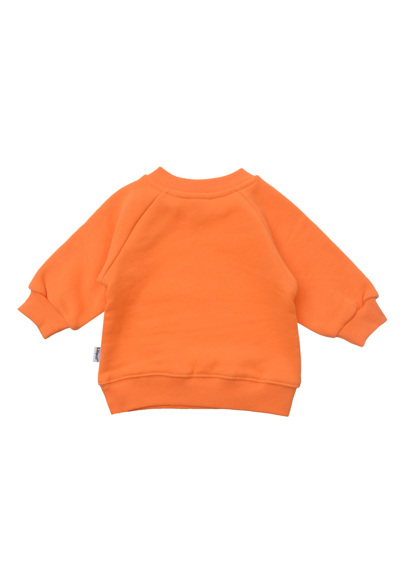 Rückseite des Sweatshirt in orange mit Print: "let´s chill"