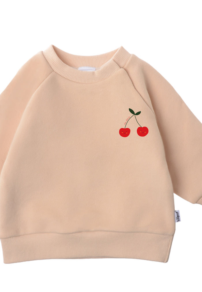 nähere aufnahme vom sweatshirt in beige mit niedlichem kirschen druck 