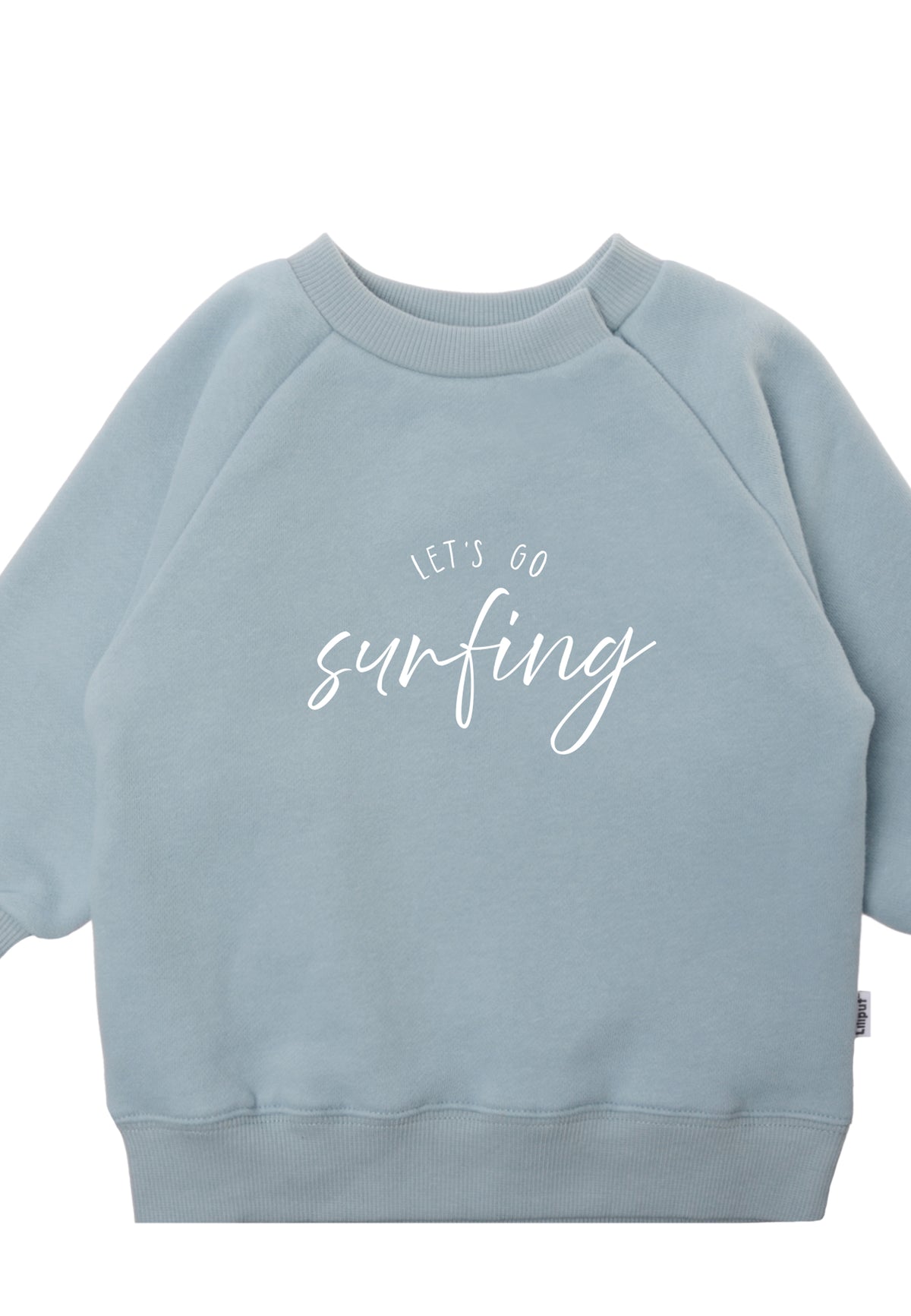 Detailansicht des hellblauen Sweaters mit Lets Go Surfing Aufdruck auf der Frontseite.