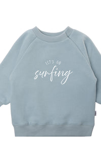Detailansicht des hellblauen Sweaters mit Lets Go Surfing Aufdruck auf der Frontseite.