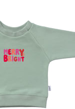 Details vom Sweatshirt in grün mit merry and bright Print 