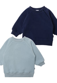 nahaufnahme von den 2 Sweatshirts in hellblau und marine