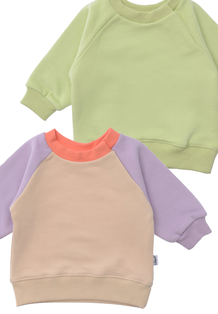 nahaufnahme von den 2 Sweatshirts in hellgrün und beige-flieder