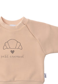 Detailaufnahme des Sweatshirts in beige mit niedlichem petit croissant print