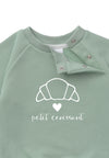 Detailfoto Druckknöpfe Sweatshirt in schilf mit Druck Croissant und weißem Herz und Schriftzug Petit Croissant
