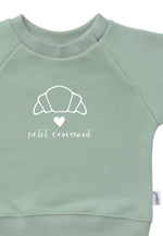 Detailfoto Druck Sweatshirt in schilf mit Druck Croissant und weißem Herz und Schriftzug Petit Croissant
