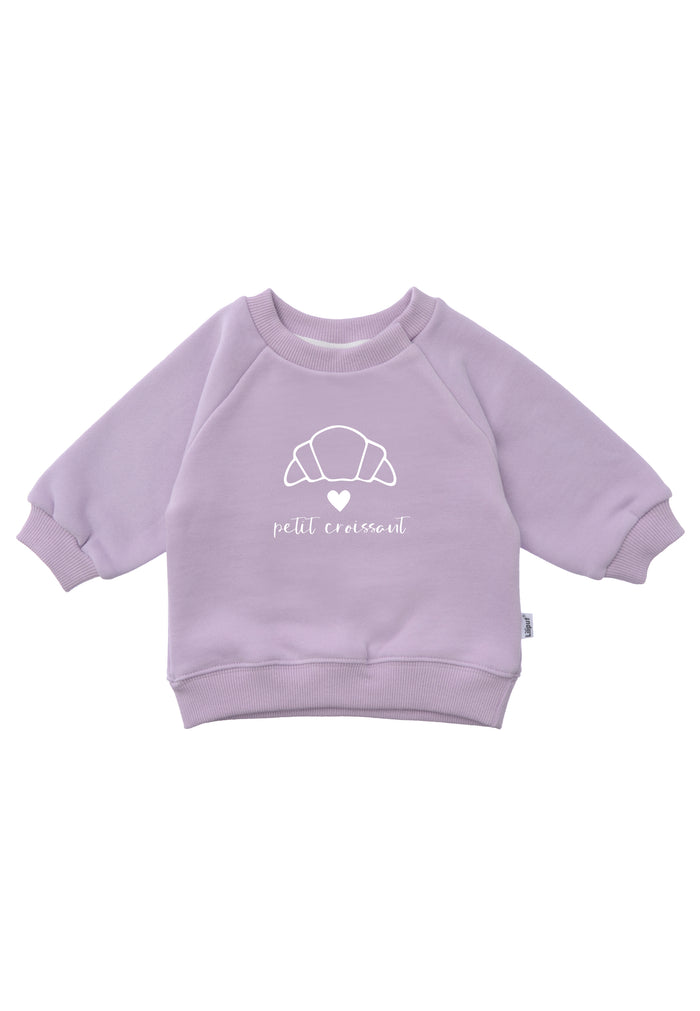 Sweatshirt in flieder mit Outline Print eines Croissants einem weißen Herz und dem Schriftzug petit croissant 