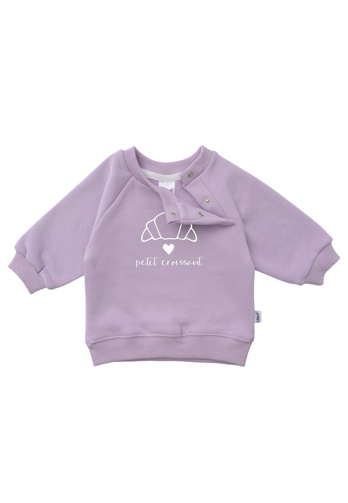 Detailfoto versteckte Druckknöpfe Sweatshirt in flieder mit Outline Print eines Croissants einem weißen Herz und dem Schriftzug petit croissant 