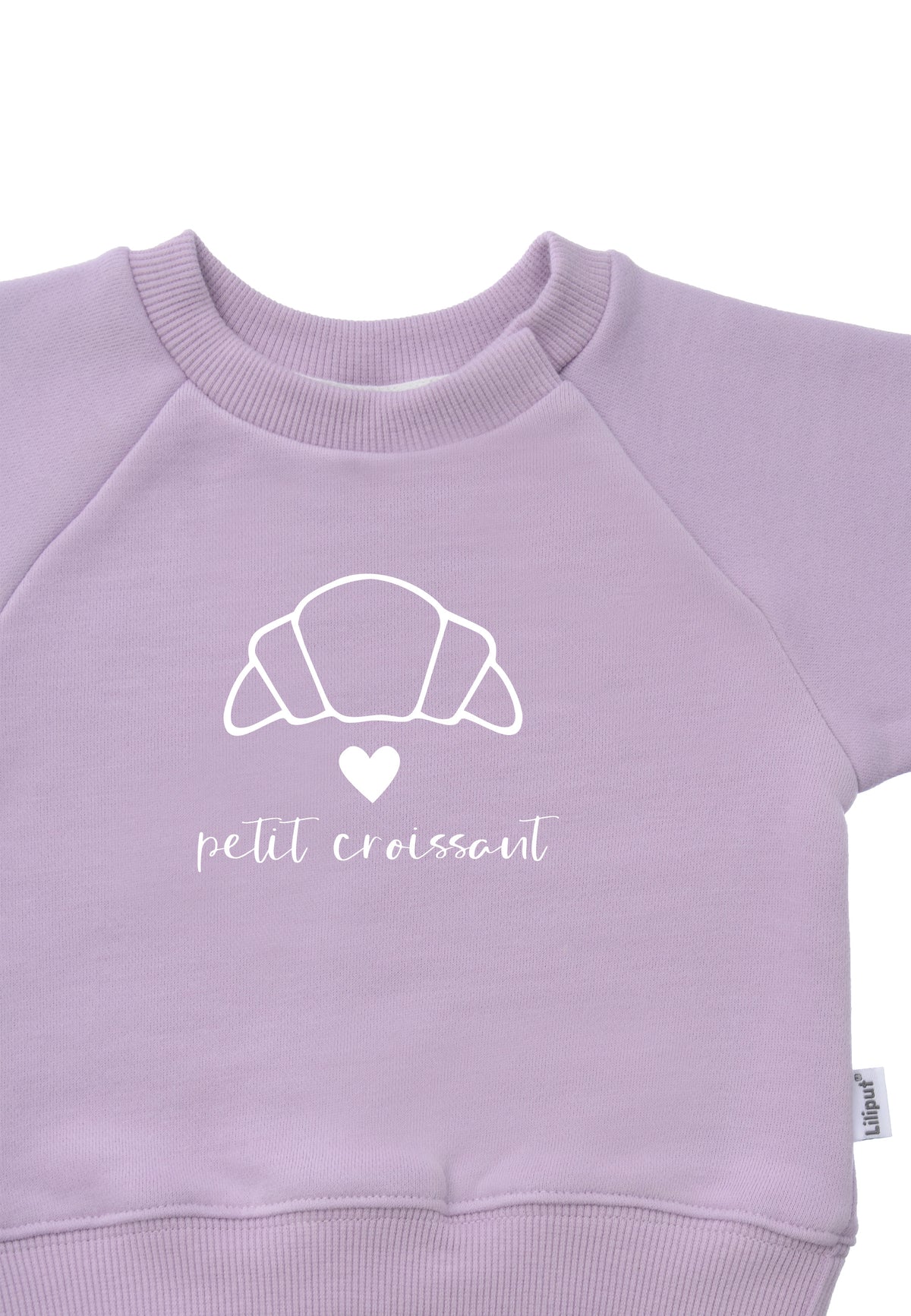 DetailfotoDruck Sweatshirt in flieder mit Outline Print eines Croissants einem weißen Herz und dem Schriftzug petit croissant 