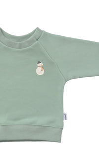 Details vom Sweatshirt in grün mit Schneemann Print 