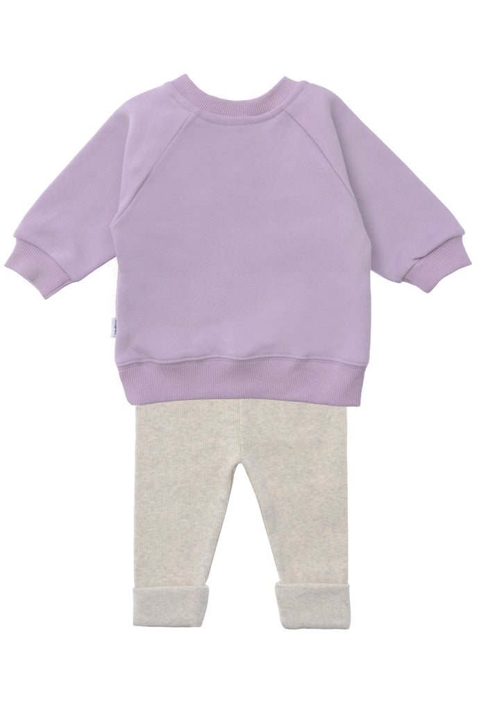 Rückseite vom 2tlg. Set mit Sweatshirt in der Farbe flieder mit dem Druck "Croissant bonjour + Tasse" und Leggings in der Farbe graumelange