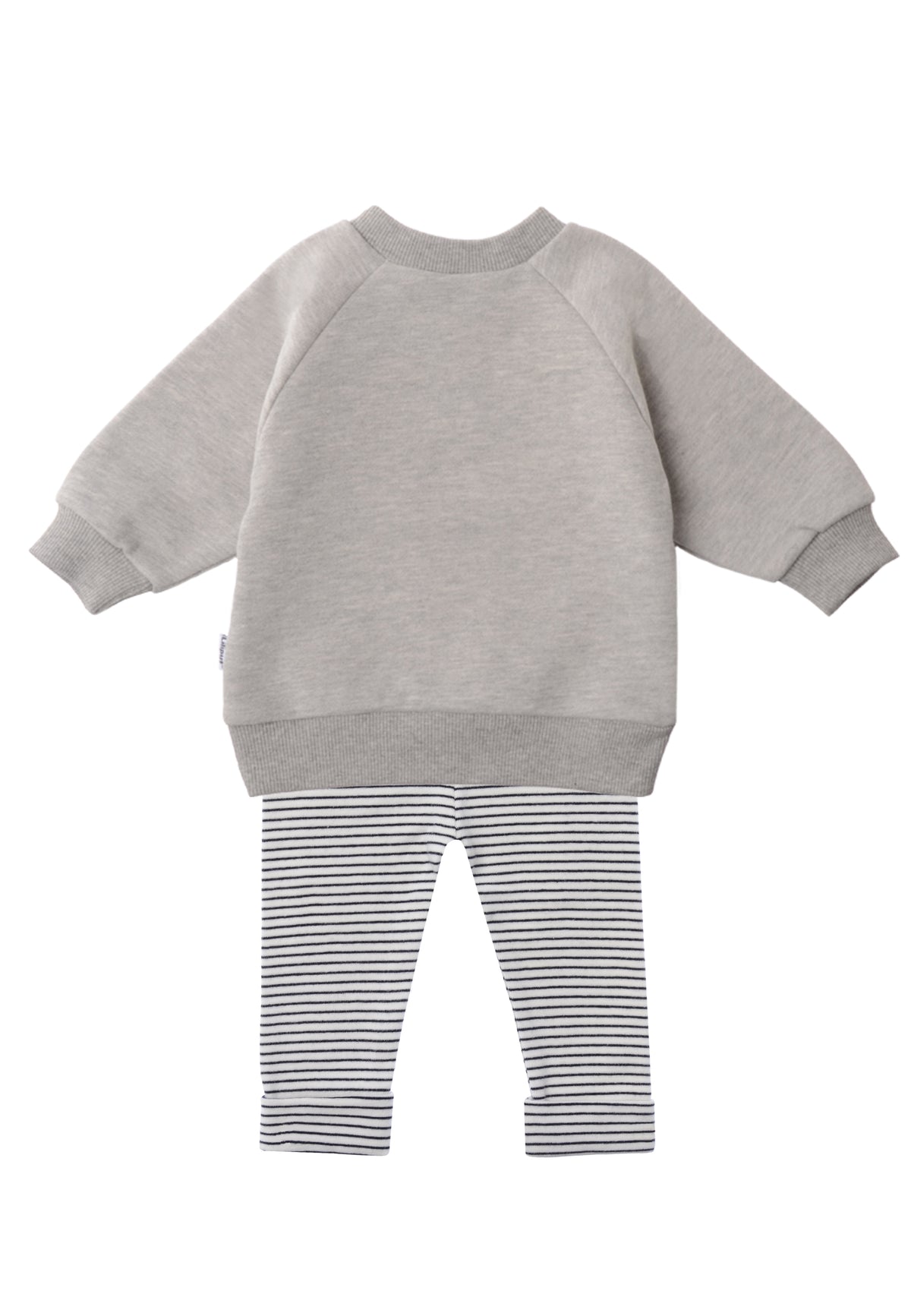 Rückseite vom 2tlg. Set mit Sweatshirt in der Farbe graumelange mit dem Druck "amore" und schwarz gestreifter Leggings in der Farbe ecru