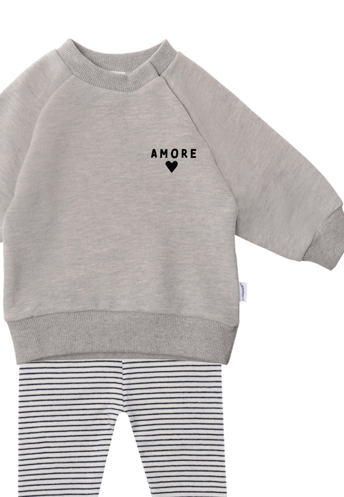 Im Detail 2tlg. Set mit Sweatshirt in der Farbe graumelange mit dem Druck "amore" und schwarz gestreifter Leggings in der Farbe ecru