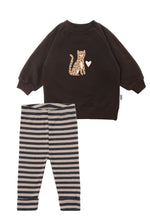 Kuschelig weicher Sweatshirt in braun mit Leoparden Print und einer passenden Leggings für einen perfekten Total Look.