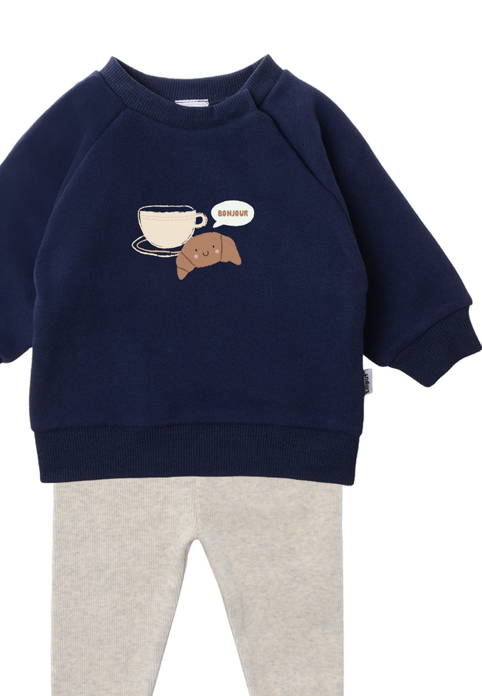 Im Detail 2tlg. Set mit Sweatshirt in marine mit dem Druck "Croissant bonjour + Tasse" und Leggings in der Farbe graumelange