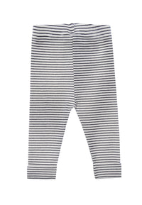 Rückansicht der gestreiften Leggings.