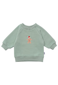 Frontansicht des schilf farbenden Sweaters mit Lebkuchen Aufdruck.
