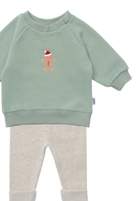 Detailansicht der Outfitkombi aus Sweater in schilf mit Lebkuchen Print und passender Leggings aus weichem Rippenstoff.