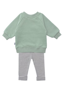 Rückseite vom 2tlg. Set mit Sweatshirt in schilf mit dem Druck "amore" und eine schwarz gestreifte Leggings in der Farbe ecru