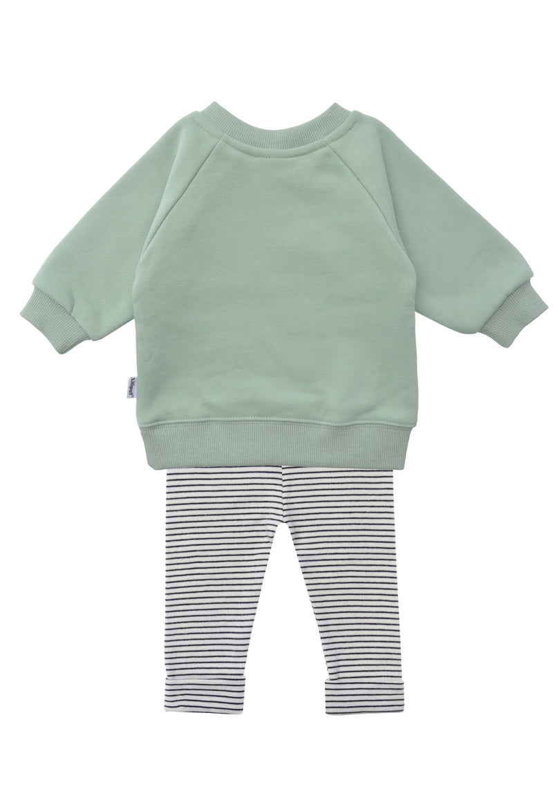 Rückseite vom 2tlg. Set mit Sweatshirt in schilf mit dem Druck "amore" und eine schwarz gestreifte Leggings in der Farbe ecru