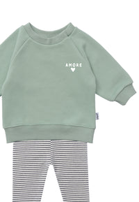 Im Detail 2tlg. Set mit Sweatshirt in schilf mit dem Druck "amore" und eine schwarz gestreifte Leggings in der Farbe ecru