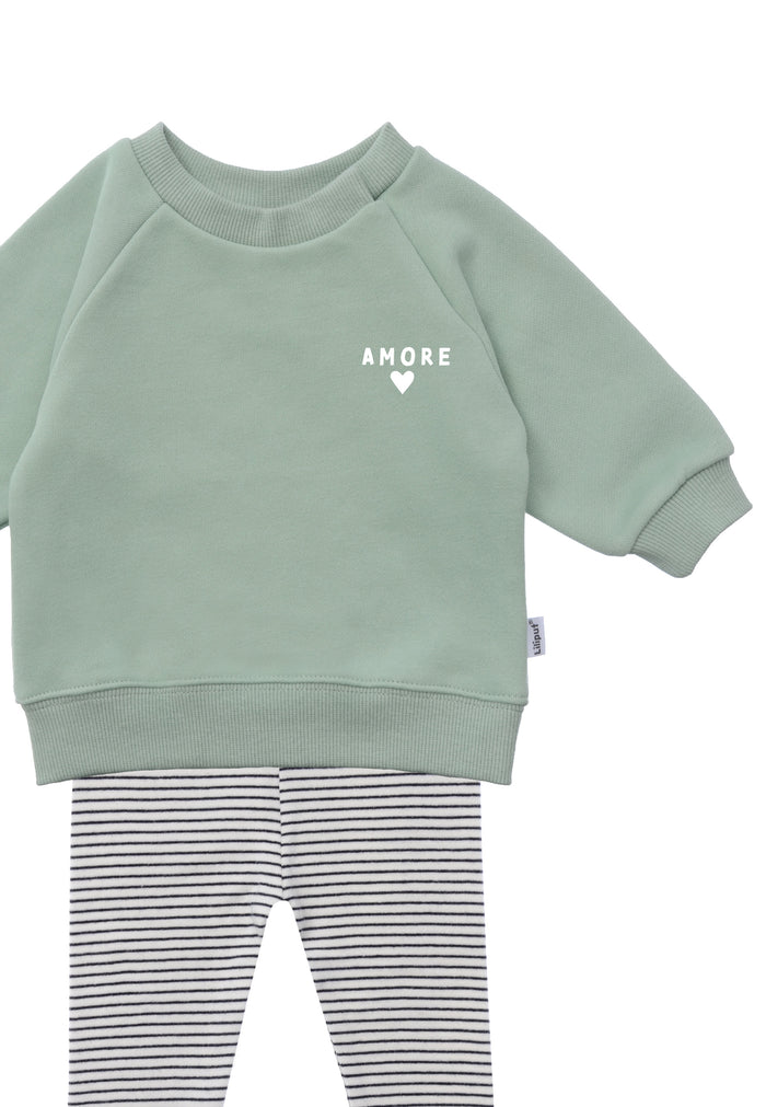 Im Detail 2tlg. Set mit Sweatshirt in schilf mit dem Druck "amore" und eine schwarz gestreifte Leggings in der Farbe ecru