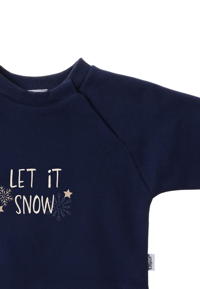 Detailansicht des Sweatshirts in navy mit weihnachtlichem Aufdruck.