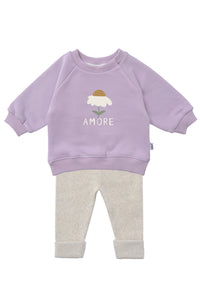 2-teiliges Baby Set mit fliederfarbenem Sweatshirt mit "Amore"-Aufdruck und hellgrauer Leggings, flach auf weißem Hintergrund gelegt