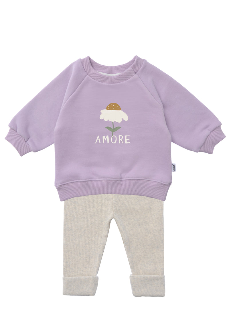 2-teiliges Baby Set mit fliederfarbenem Sweatshirt mit "Amore"-Aufdruck und hellgrauer Leggings, flach auf weißem Hintergrund gelegt