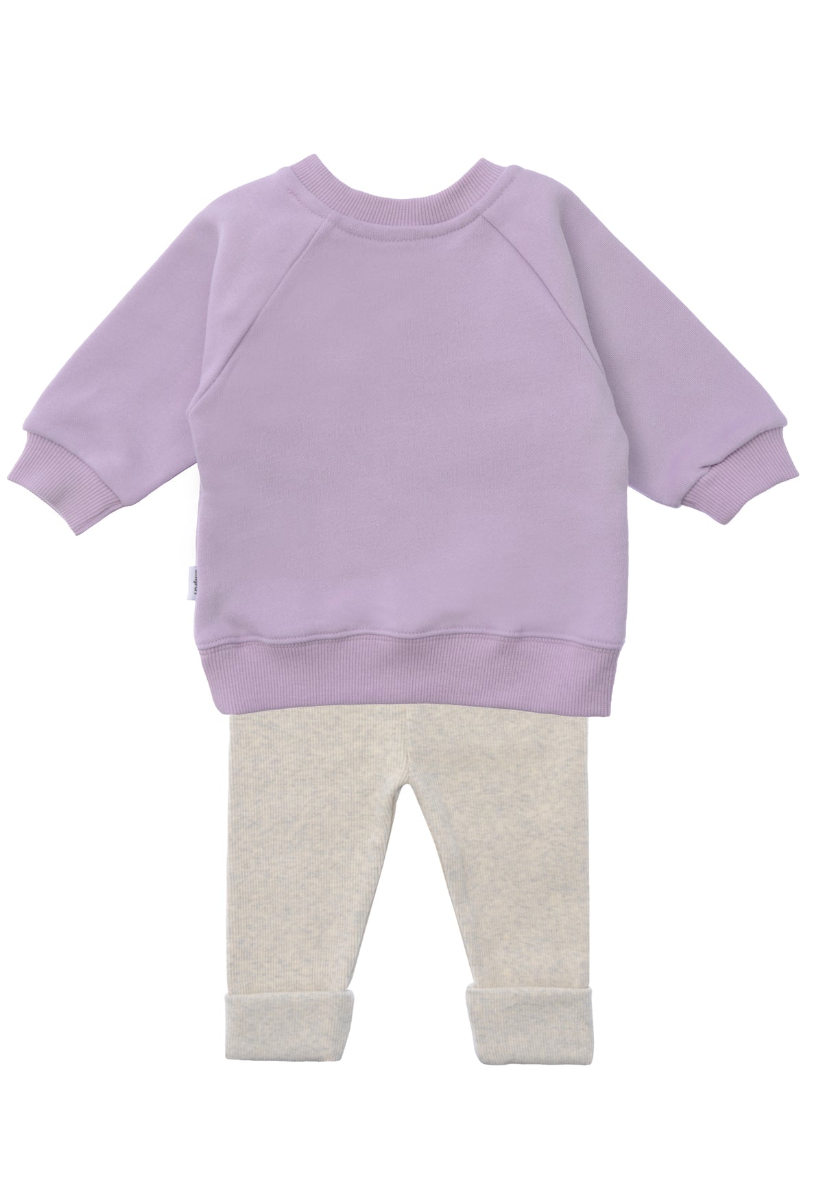 2-teiliges Baby Set mit fliederfarbenem Sweatshirt mit "Amore"-Aufdruck und hellgrauer Leggings, flach auf weißem Hintergrund gelegt