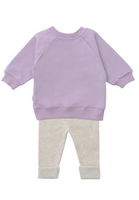 2-teiliges Baby Set mit fliederfarbenem Sweatshirt mit "Amore"-Aufdruck und hellgrauer Leggings, flach auf weißem Hintergrund gelegt