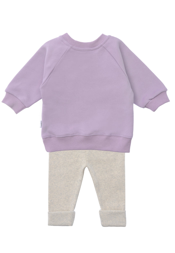 2-teiliges Baby Set mit fliederfarbenem Sweatshirt mit "Amore"-Aufdruck und hellgrauer Leggings, flach auf weißem Hintergrund gelegt