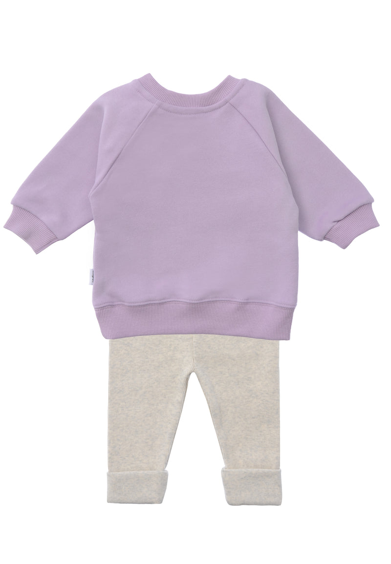 2-teiliges Baby Set mit fliederfarbenem Sweatshirt mit "Amore"-Aufdruck und hellgrauer Leggings, flach auf weißem Hintergrund gelegt