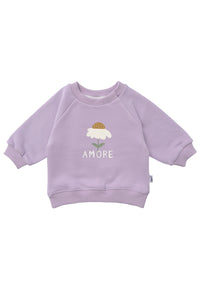 fliederfarbenem Sweatshirt mit "Amore"-Aufdruck
