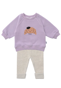 Kids Outfit mit niedlichem Sweater in flieder und Croissant Aufdruck + passende Leggings in hellgrau melange.