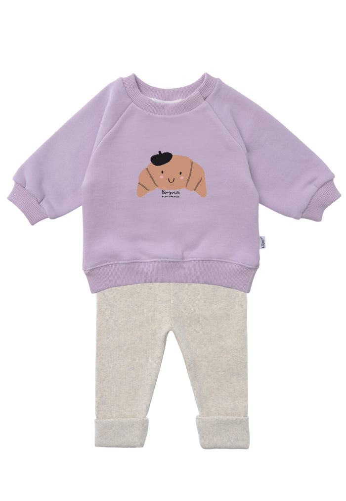 Kids Outfit mit niedlichem Sweater in flieder und Croissant Aufdruck + passende Leggings in hellgrau melange.