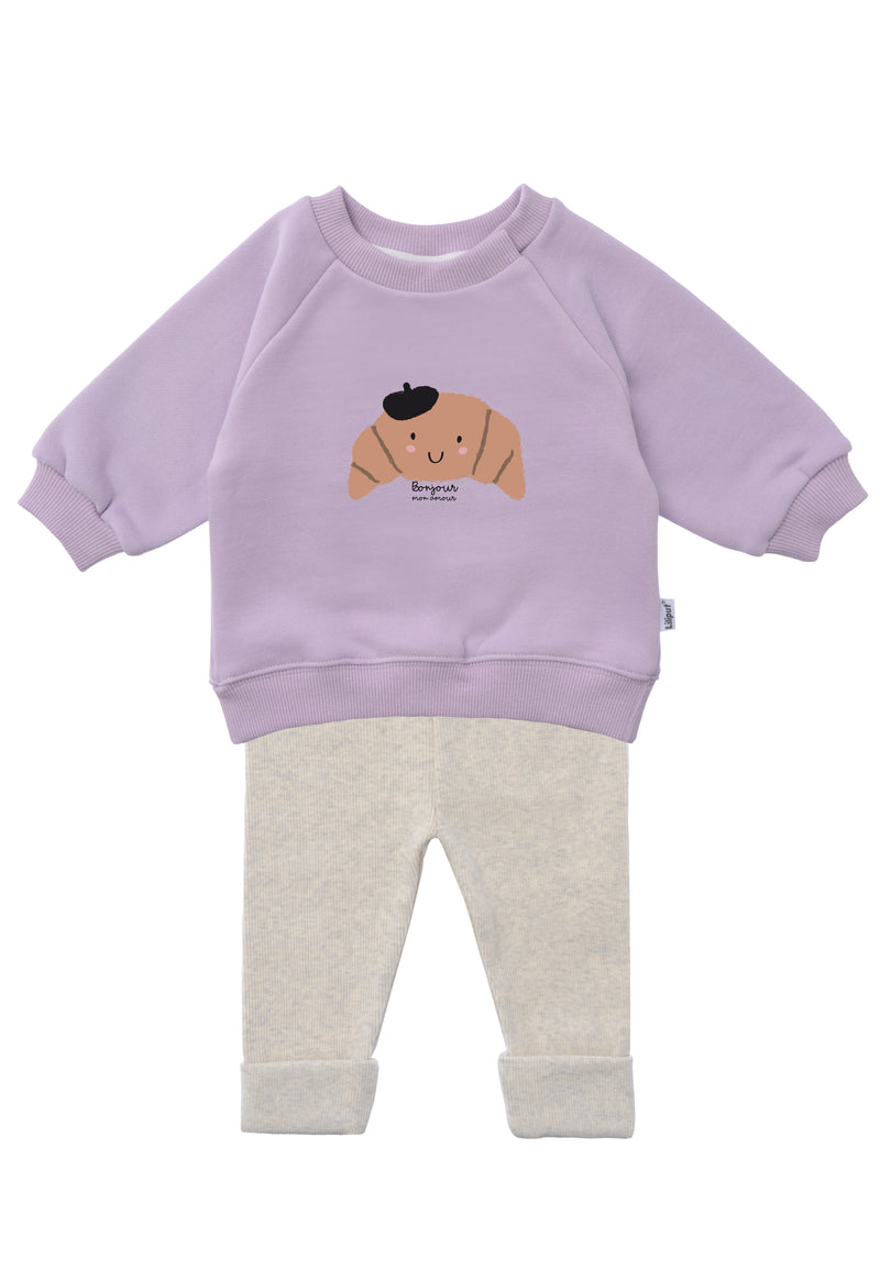 Kids Outfit mit niedlichem Sweater in flieder und Croissant Aufdruck + passende Leggings in hellgrau melange.