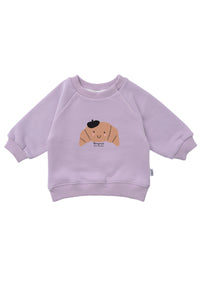 Vorderansicht des Sweaters in flieder mit Croissant Print.