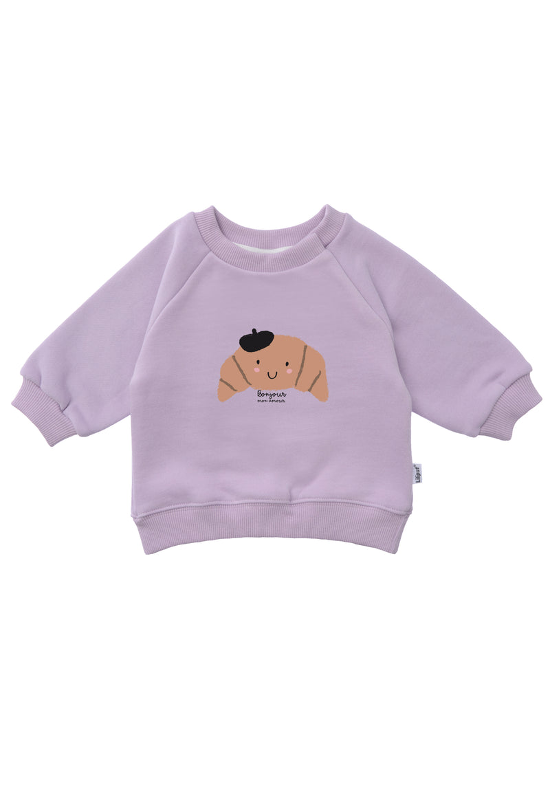 Vorderansicht des Sweaters in flieder mit Croissant Print.