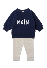 2-teiliges Baby Set mit dunkelblauem Sweatshirt mit "MOIN"-Aufdruck und hellgrauer Leggings, flach auf weißem Hintergrund präsentiert